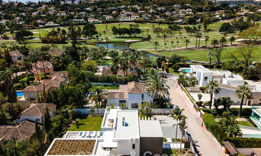 Villa de lujo de elegante diseño en venta rodeada de campos de golf en el valle de Nueva Andalucía, Marbella 778804