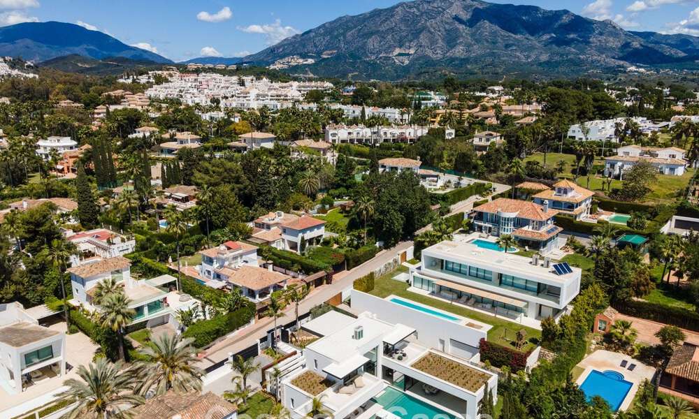 Villa de lujo de elegante diseño en venta rodeada de campos de golf en el valle de Nueva Andalucía, Marbella 778805