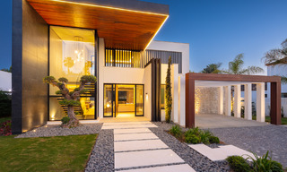 Villa de lujo de elegante diseño en venta rodeada de campos de golf en el valle de Nueva Andalucía, Marbella 778811 