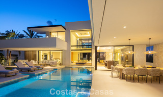 Villa de lujo de elegante diseño en venta rodeada de campos de golf en el valle de Nueva Andalucía, Marbella 778812 