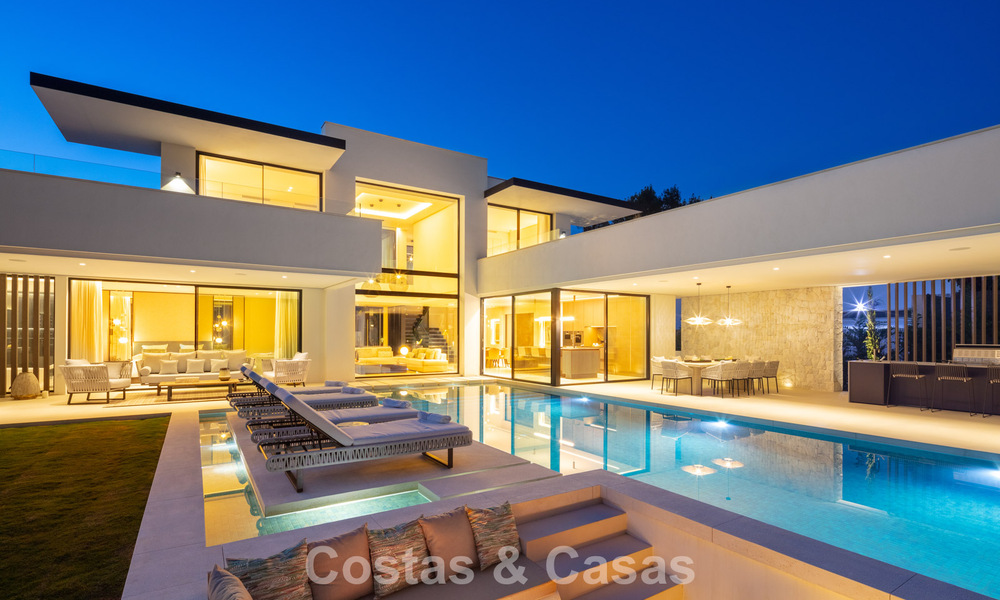 Villa de lujo de elegante diseño en venta rodeada de campos de golf en el valle de Nueva Andalucía, Marbella 778813