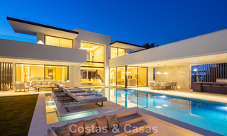 Villa de lujo de elegante diseño en venta rodeada de campos de golf en el valle de Nueva Andalucía, Marbella 778813 