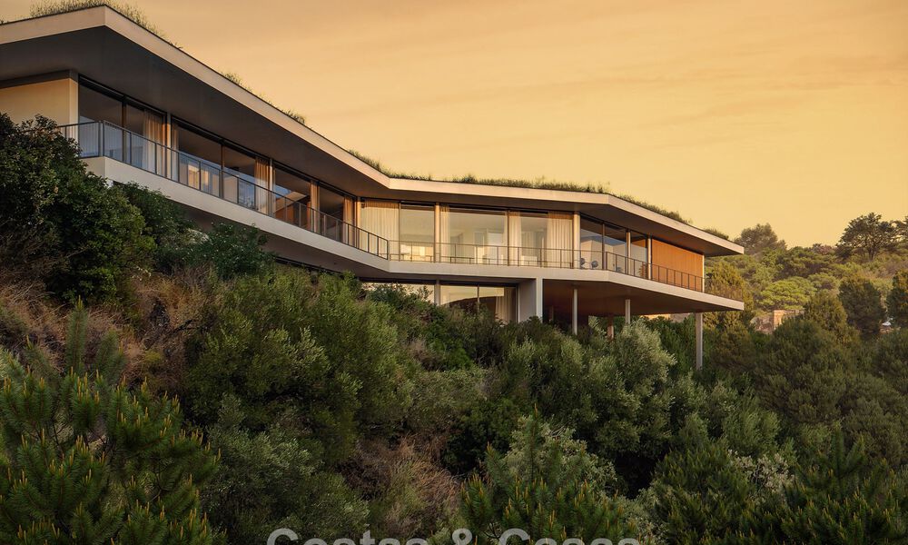 Innovadora villa sobre plano con vistas panorámicas en venta en un complejo cerrado en Marbella - Benahavis 778580
