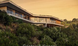 Innovadora villa sobre plano con vistas panorámicas en venta en un complejo cerrado en Marbella - Benahavis 778580 