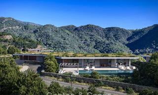 Innovadora villa sobre plano con vistas panorámicas en venta en un complejo cerrado en Marbella - Benahavis 778581 