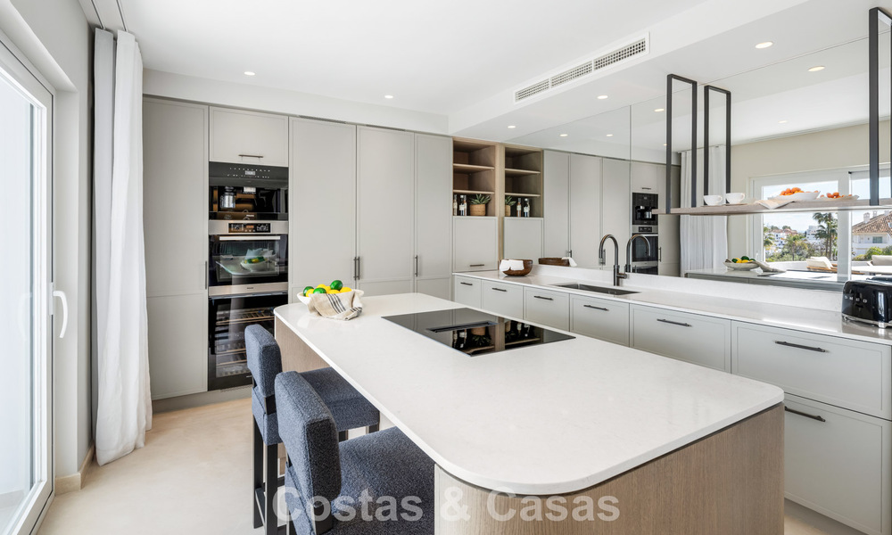 Ático dúplex bellamente renovado en venta en un complejo exclusivo en la prestigiosa Milla de Oro de Marbella 778641