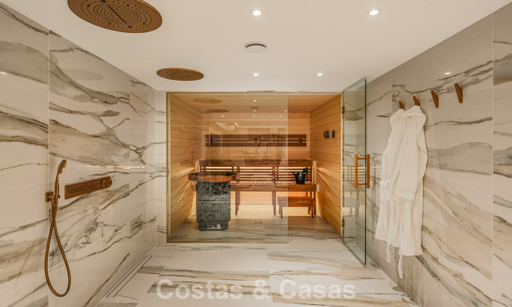 Villa de lujo refinada de estilo mediterráneo moderno en venta con vistas al mar en un complejo cerrado en la Milla de Oro de Marbella 778754