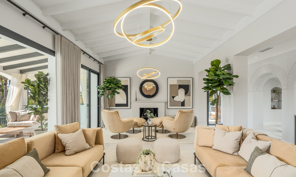 Villa de lujo refinada de estilo mediterráneo moderno en venta con vistas al mar en un complejo cerrado en la Milla de Oro de Marbella 778762