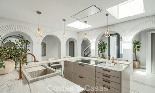 Villa de lujo refinada de estilo mediterráneo moderno en venta con vistas al mar en un complejo cerrado en la Milla de Oro de Marbella 778764 