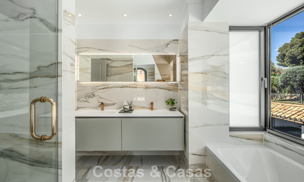 Villa de lujo refinada de estilo mediterráneo moderno en venta con vistas al mar en un complejo cerrado en la Milla de Oro de Marbella 778767