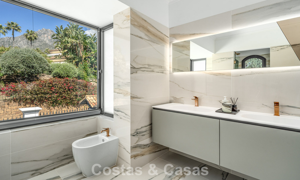 Villa de lujo refinada de estilo mediterráneo moderno en venta con vistas al mar en un complejo cerrado en la Milla de Oro de Marbella 778768