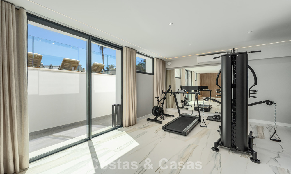 Villa de lujo refinada de estilo mediterráneo moderno en venta con vistas al mar en un complejo cerrado en la Milla de Oro de Marbella 778774