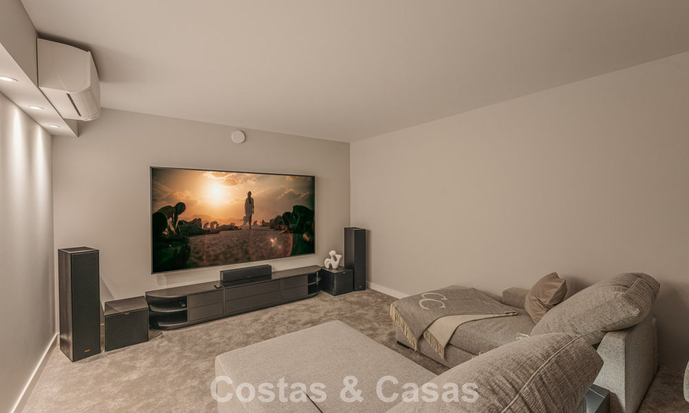 Villa de lujo refinada de estilo mediterráneo moderno en venta con vistas al mar en un complejo cerrado en la Milla de Oro de Marbella 778775