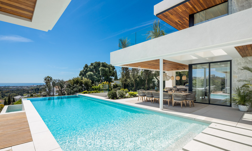 Sofisticada villa de lujo con vistas panorámicas al mar en venta en una comunidad cerrada de La Quinta, Marbella - Benahavis 778720