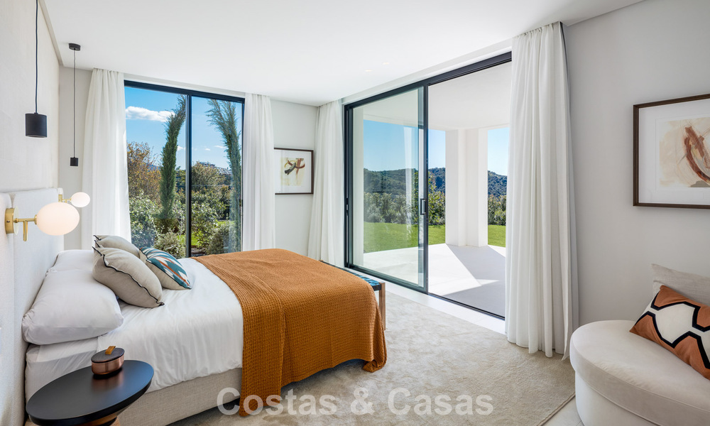 Sofisticada villa de lujo con vistas panorámicas al mar en venta en una comunidad cerrada de La Quinta, Marbella - Benahavis 800525