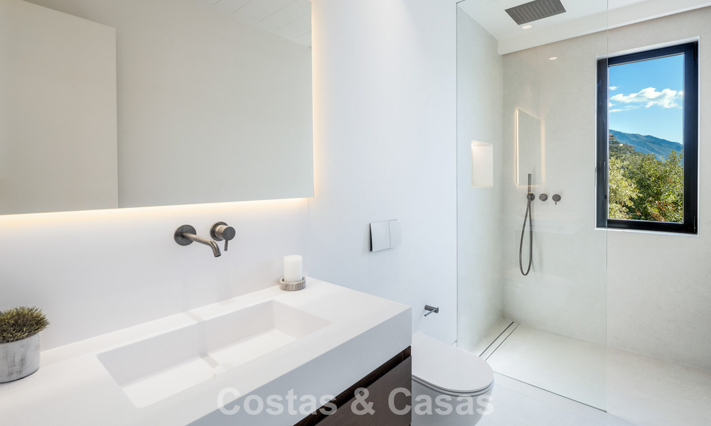 Sofisticada villa de lujo con vistas panorámicas al mar en venta en una comunidad cerrada de La Quinta, Marbella - Benahavis 800526