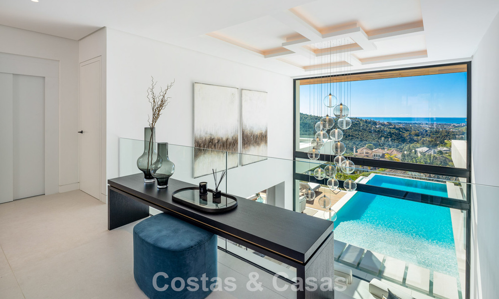 Sofisticada villa de lujo con vistas panorámicas al mar en venta en una comunidad cerrada de La Quinta, Marbella - Benahavis 800527
