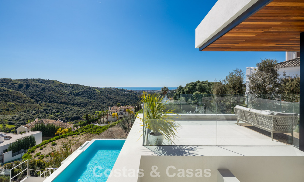 Sofisticada villa de lujo con vistas panorámicas al mar en venta en una comunidad cerrada de La Quinta, Marbella - Benahavis 800528