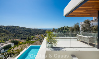 Sofisticada villa de lujo con vistas panorámicas al mar en venta en una comunidad cerrada de La Quinta, Marbella - Benahavis 800528 