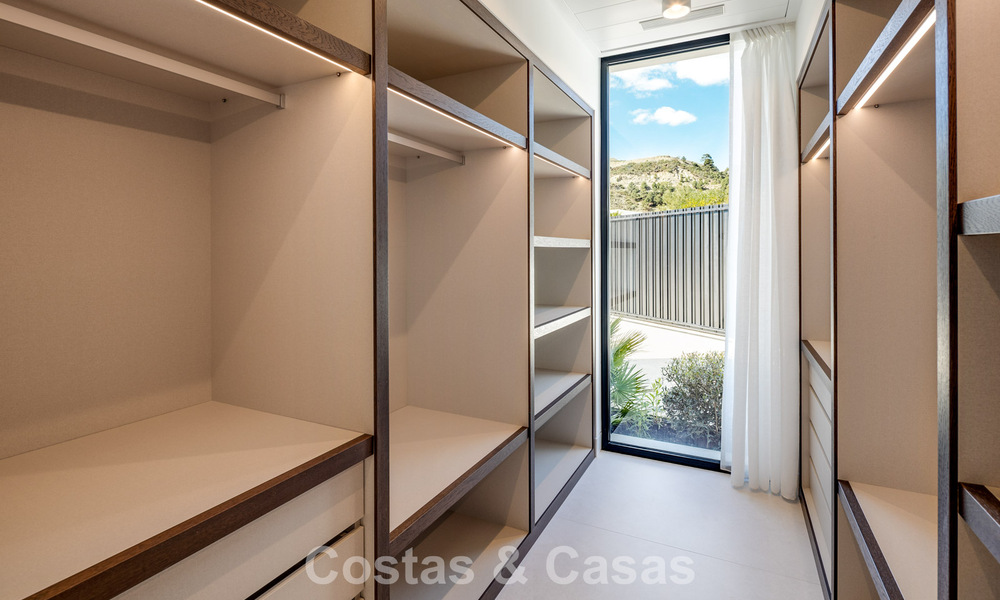 Sofisticada villa de lujo con vistas panorámicas al mar en venta en una comunidad cerrada de La Quinta, Marbella - Benahavis 800529