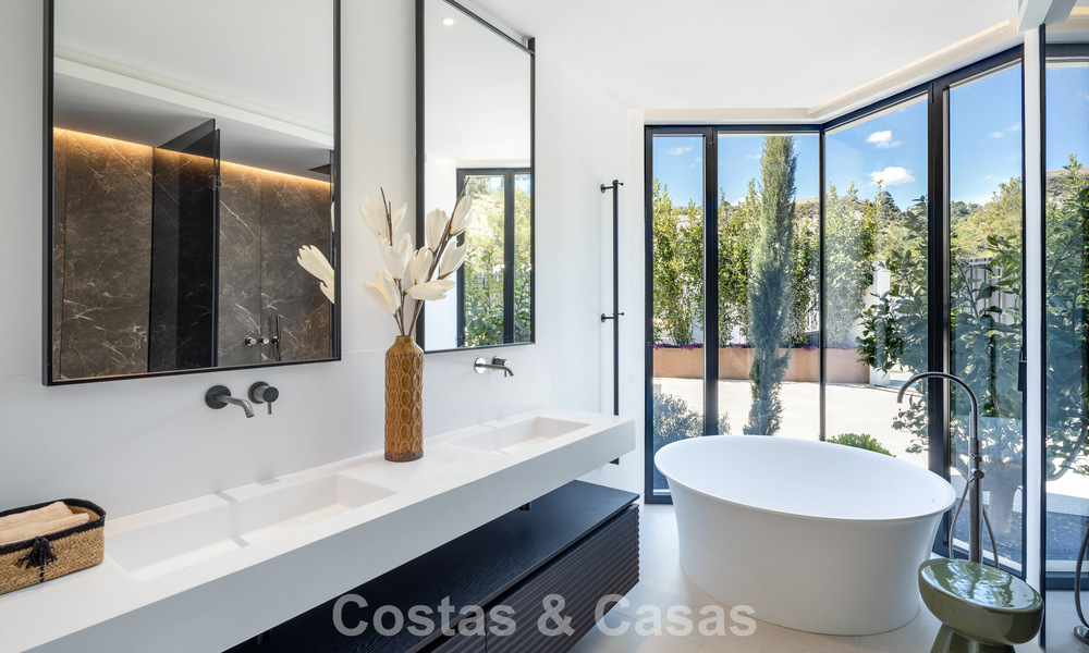 Sofisticada villa de lujo con vistas panorámicas al mar en venta en una comunidad cerrada de La Quinta, Marbella - Benahavis 800530