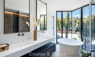 Sofisticada villa de lujo con vistas panorámicas al mar en venta en una comunidad cerrada de La Quinta, Marbella - Benahavis 800530 
