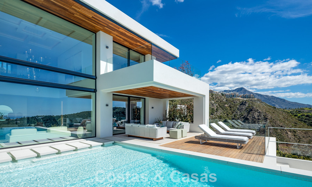 Sofisticada villa de lujo con vistas panorámicas al mar en venta en una comunidad cerrada de La Quinta, Marbella - Benahavis 800535