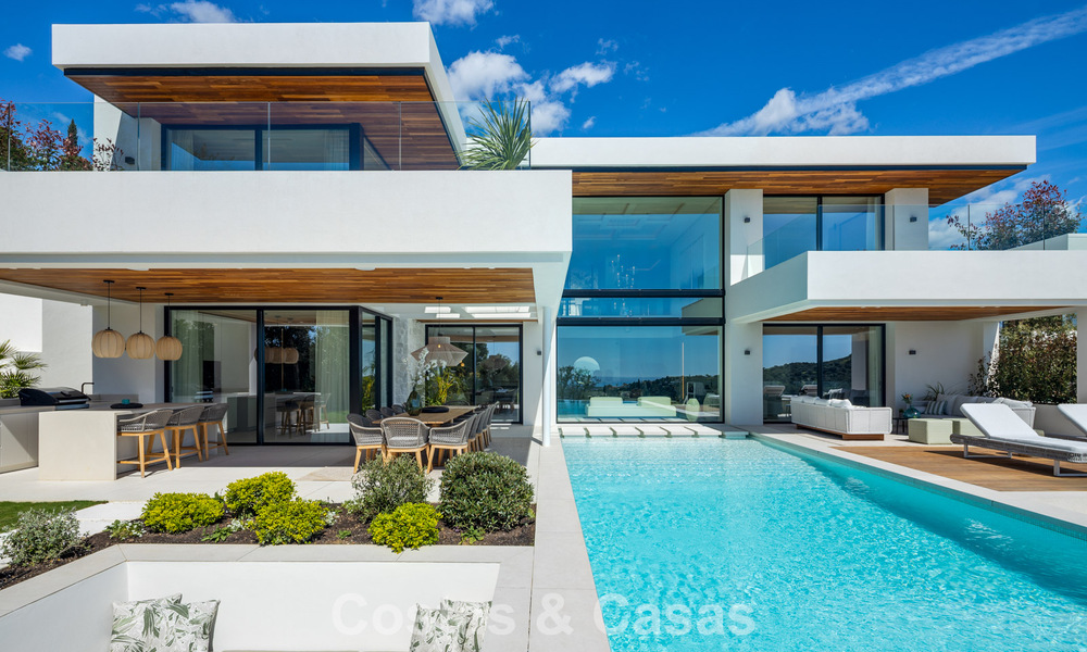 Sofisticada villa de lujo con vistas panorámicas al mar en venta en una comunidad cerrada de La Quinta, Marbella - Benahavis 800536