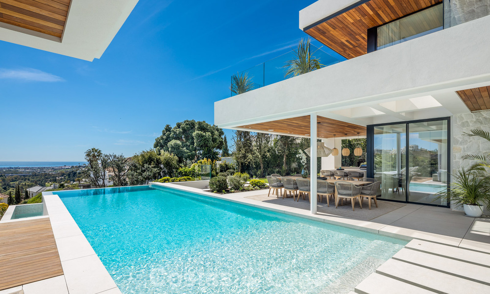 Sofisticada villa de lujo con vistas panorámicas al mar en venta en una comunidad cerrada de La Quinta, Marbella - Benahavis 800537