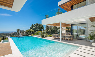 Sofisticada villa de lujo con vistas panorámicas al mar en venta en una comunidad cerrada de La Quinta, Marbella - Benahavis 800537 