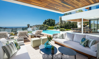 Sofisticada villa de lujo con vistas panorámicas al mar en venta en una comunidad cerrada de La Quinta, Marbella - Benahavis 800538 