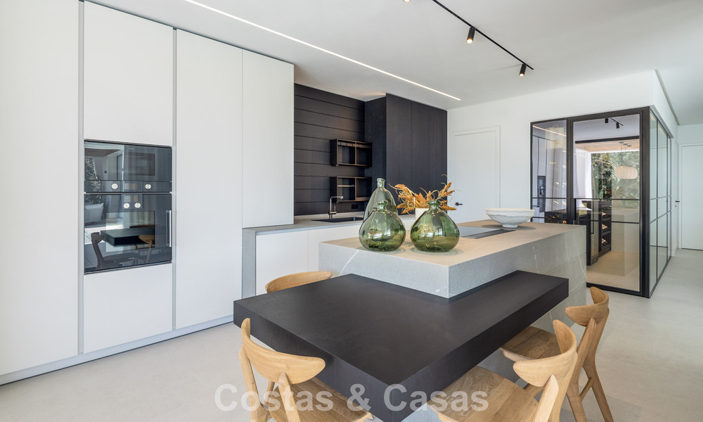 Sofisticada villa de lujo con vistas panorámicas al mar en venta en una comunidad cerrada de La Quinta, Marbella - Benahavis 800539