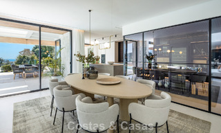 Sofisticada villa de lujo con vistas panorámicas al mar en venta en una comunidad cerrada de La Quinta, Marbella - Benahavis 800540 