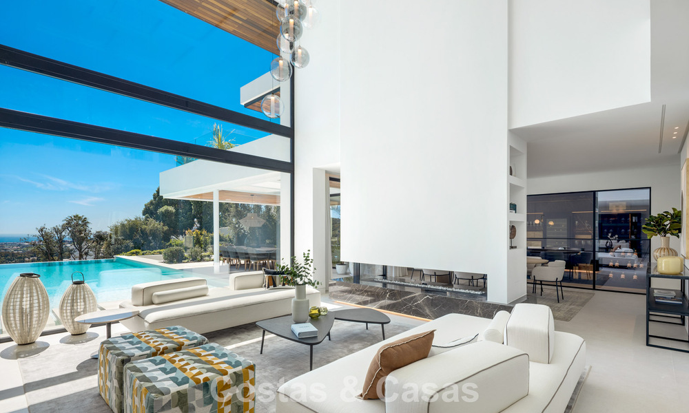 Sofisticada villa de lujo con vistas panorámicas al mar en venta en una comunidad cerrada de La Quinta, Marbella - Benahavis 800542