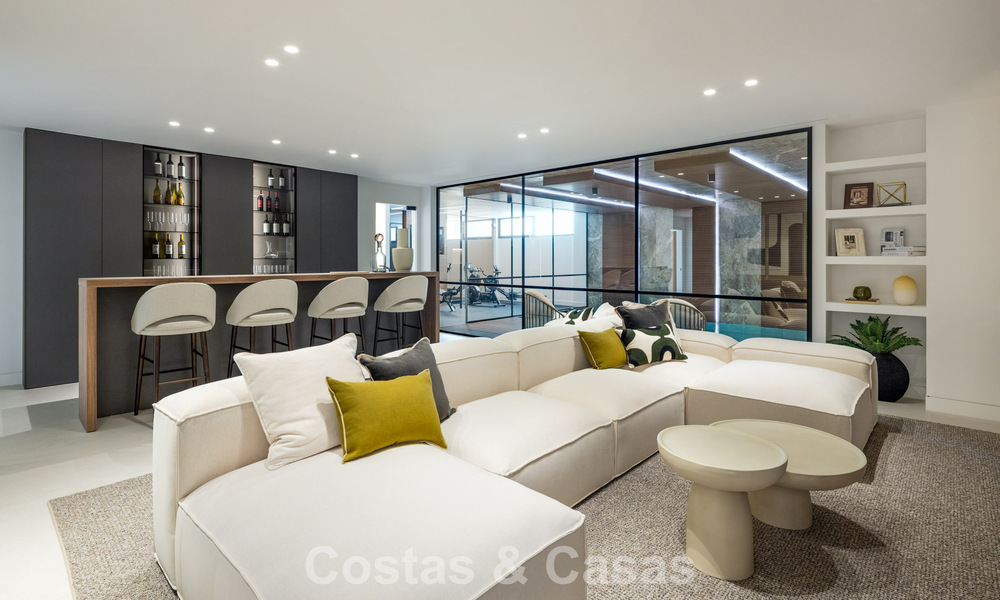 Sofisticada villa de lujo con vistas panorámicas al mar en venta en una comunidad cerrada de La Quinta, Marbella - Benahavis 800544