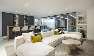 Sofisticada villa de lujo con vistas panorámicas al mar en venta en una comunidad cerrada de La Quinta, Marbella - Benahavis 800544 