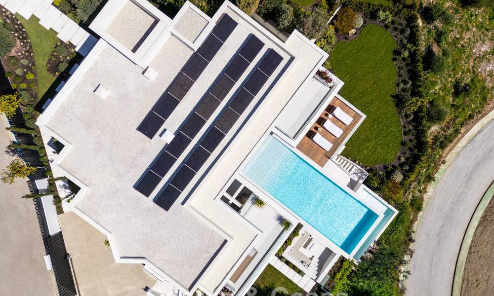 Sofisticada villa de lujo con vistas panorámicas al mar en venta en una comunidad cerrada de La Quinta, Marbella - Benahavis 800548