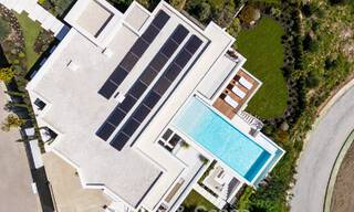 Sofisticada villa de lujo con vistas panorámicas al mar en venta en una comunidad cerrada de La Quinta, Marbella - Benahavis 800548 
