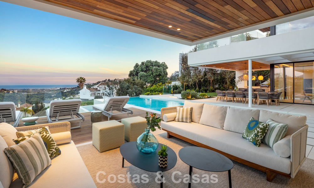 Sofisticada villa de lujo con vistas panorámicas al mar en venta en una comunidad cerrada de La Quinta, Marbella - Benahavis 800550