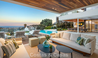 Sofisticada villa de lujo con vistas panorámicas al mar en venta en una comunidad cerrada de La Quinta, Marbella - Benahavis 800550 