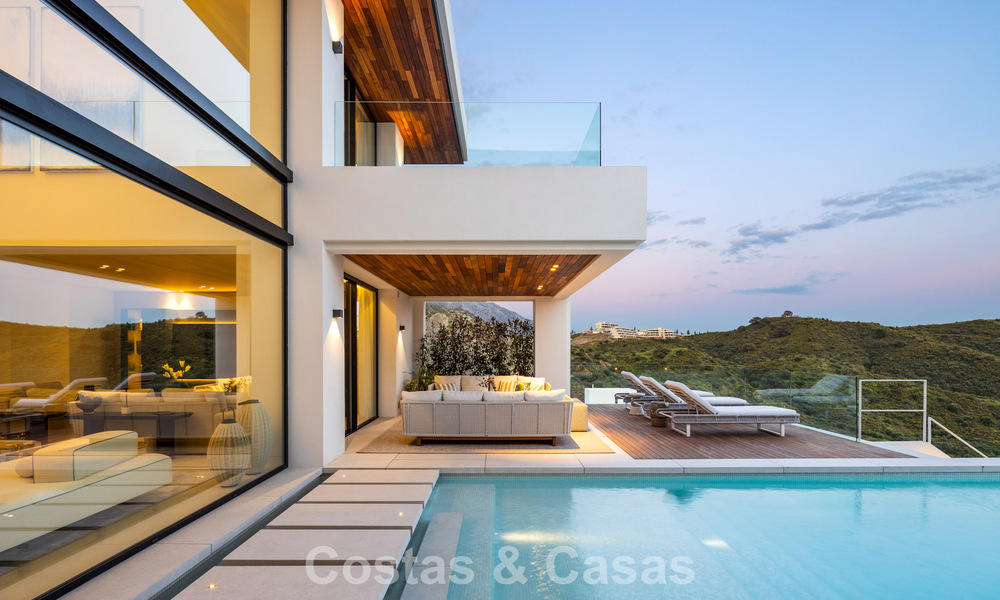 Sofisticada villa de lujo con vistas panorámicas al mar en venta en una comunidad cerrada de La Quinta, Marbella - Benahavis 800551