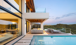 Sofisticada villa de lujo con vistas panorámicas al mar en venta en una comunidad cerrada de La Quinta, Marbella - Benahavis 800551 