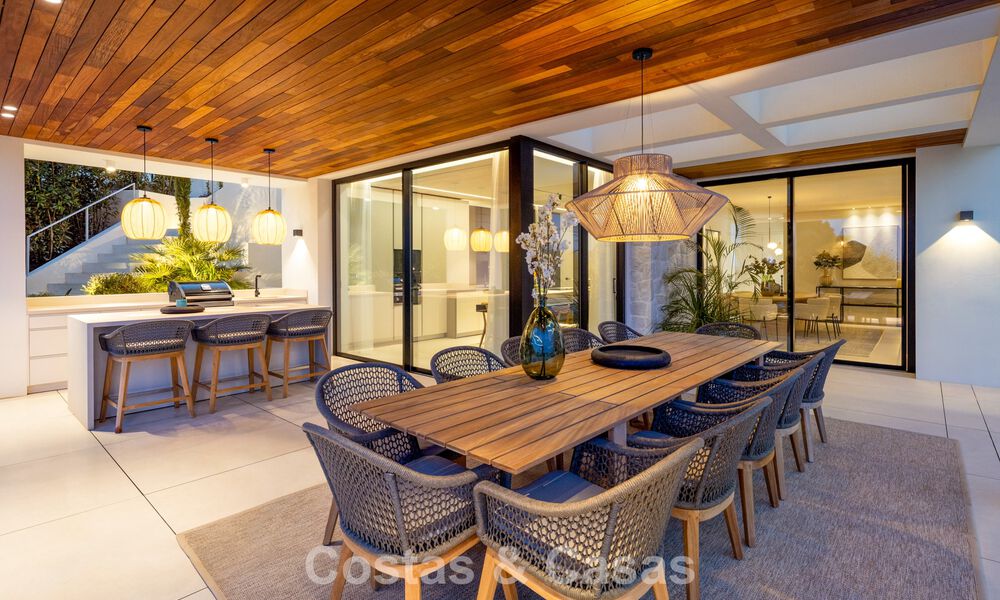 Sofisticada villa de lujo con vistas panorámicas al mar en venta en una comunidad cerrada de La Quinta, Marbella - Benahavis 800552