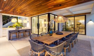Sofisticada villa de lujo con vistas panorámicas al mar en venta en una comunidad cerrada de La Quinta, Marbella - Benahavis 800552 