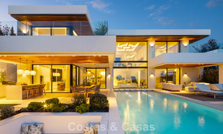 Sofisticada villa de lujo con vistas panorámicas al mar en venta en una comunidad cerrada de La Quinta, Marbella - Benahavis 800553 