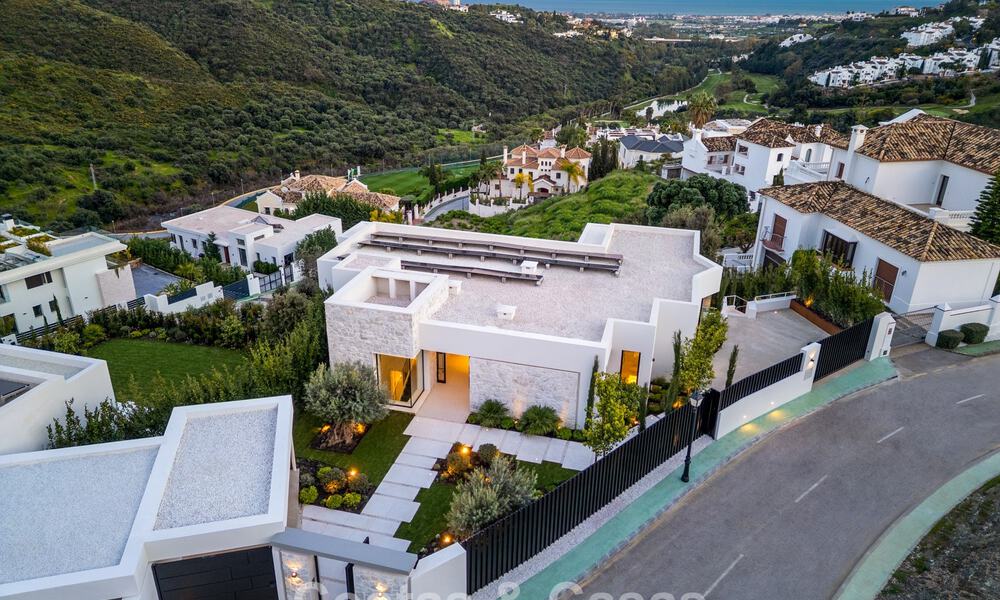 Sofisticada villa de lujo con vistas panorámicas al mar en venta en una comunidad cerrada de La Quinta, Marbella - Benahavis 800555