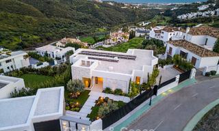 Sofisticada villa de lujo con vistas panorámicas al mar en venta en una comunidad cerrada de La Quinta, Marbella - Benahavis 800555 