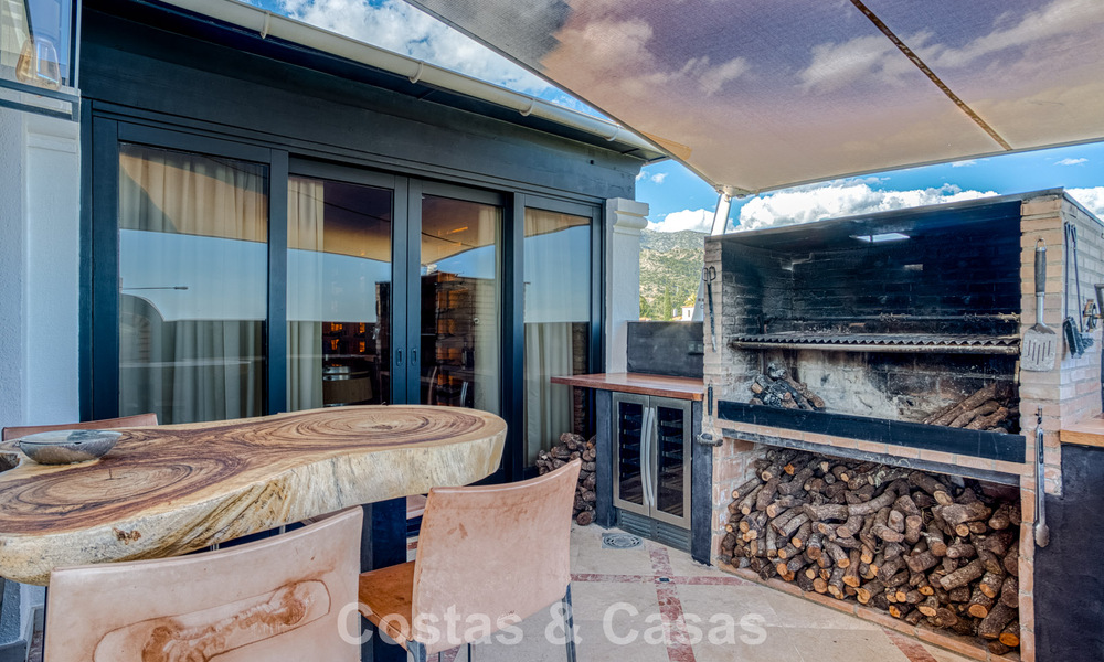 Lujoso ático con vistas al mar en venta en una comunidad cerrada en la codiciada Milla de Oro de Marbella 778583