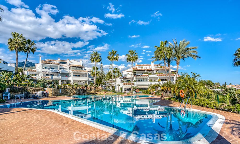 Lujoso ático con vistas al mar en venta en una comunidad cerrada en la codiciada Milla de Oro de Marbella 778589