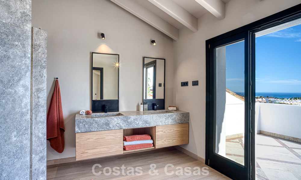 Lujoso ático con vistas al mar en venta en una comunidad cerrada en la codiciada Milla de Oro de Marbella 778592